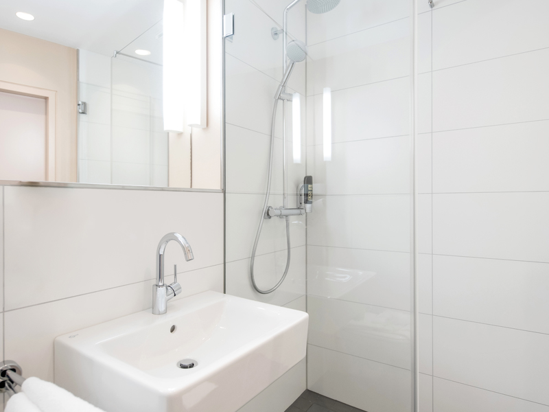 hotel_europa_zimmer_bad2.jpg